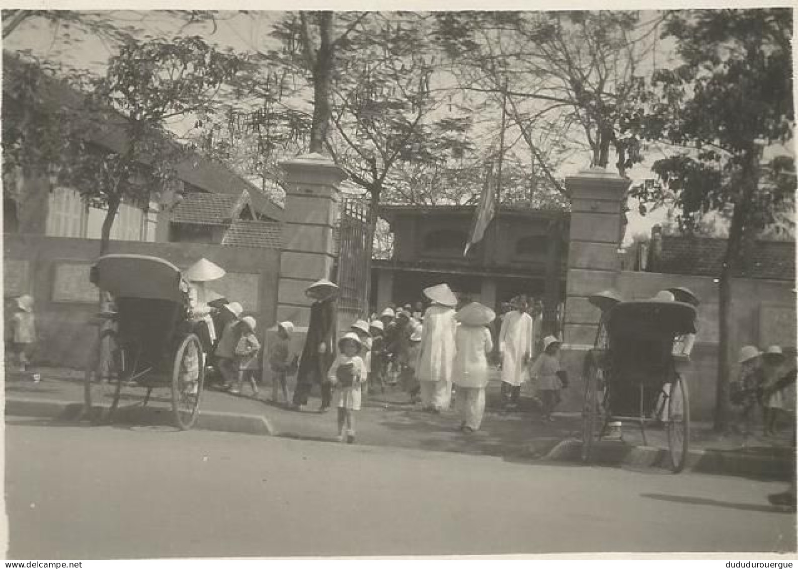 VIETNAM , INDOCHINE , HUE  DANS LES ANNEES 1930 : SORTIE DE L ECOLE FRANCAISE - Asia
