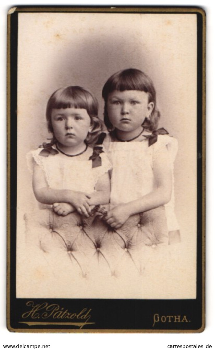 Fotografie H. Pätzold, Gotha, Gartenstrasse Nr. 50, Zwei Schwestern Im Partnerlook Mit Gleichem Haarschnitt  - Anonymous Persons
