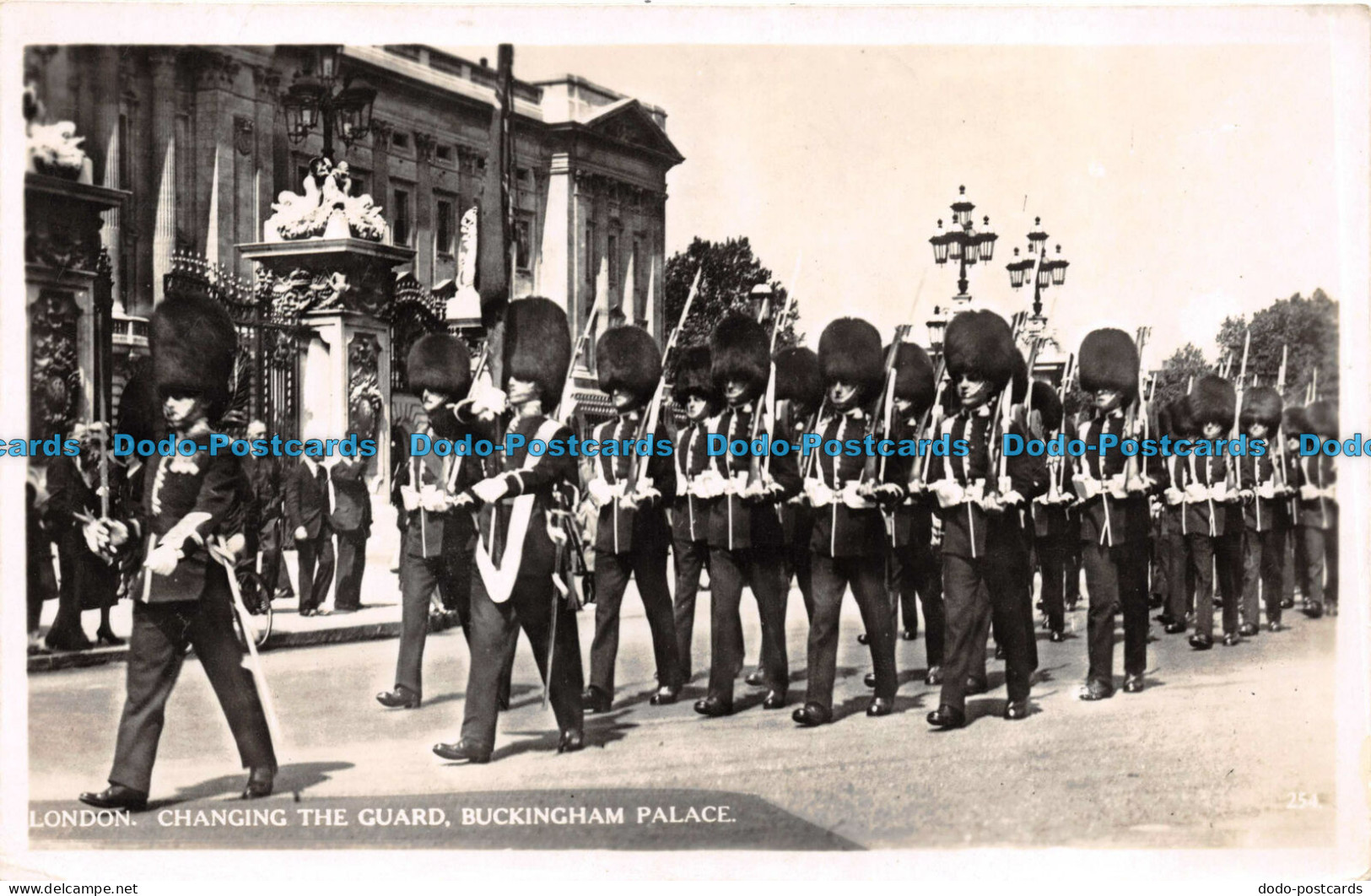 R059857 London. Changing The Guard. Buckingham Palace. Tokim Production. RP - Sonstige & Ohne Zuordnung