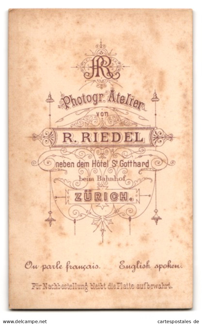 Fotografie R. Riedel, Zürich, Beleibte Junge Dame Mit Gebundenem Haar In Schwarzem Kleid  - Anonymous Persons