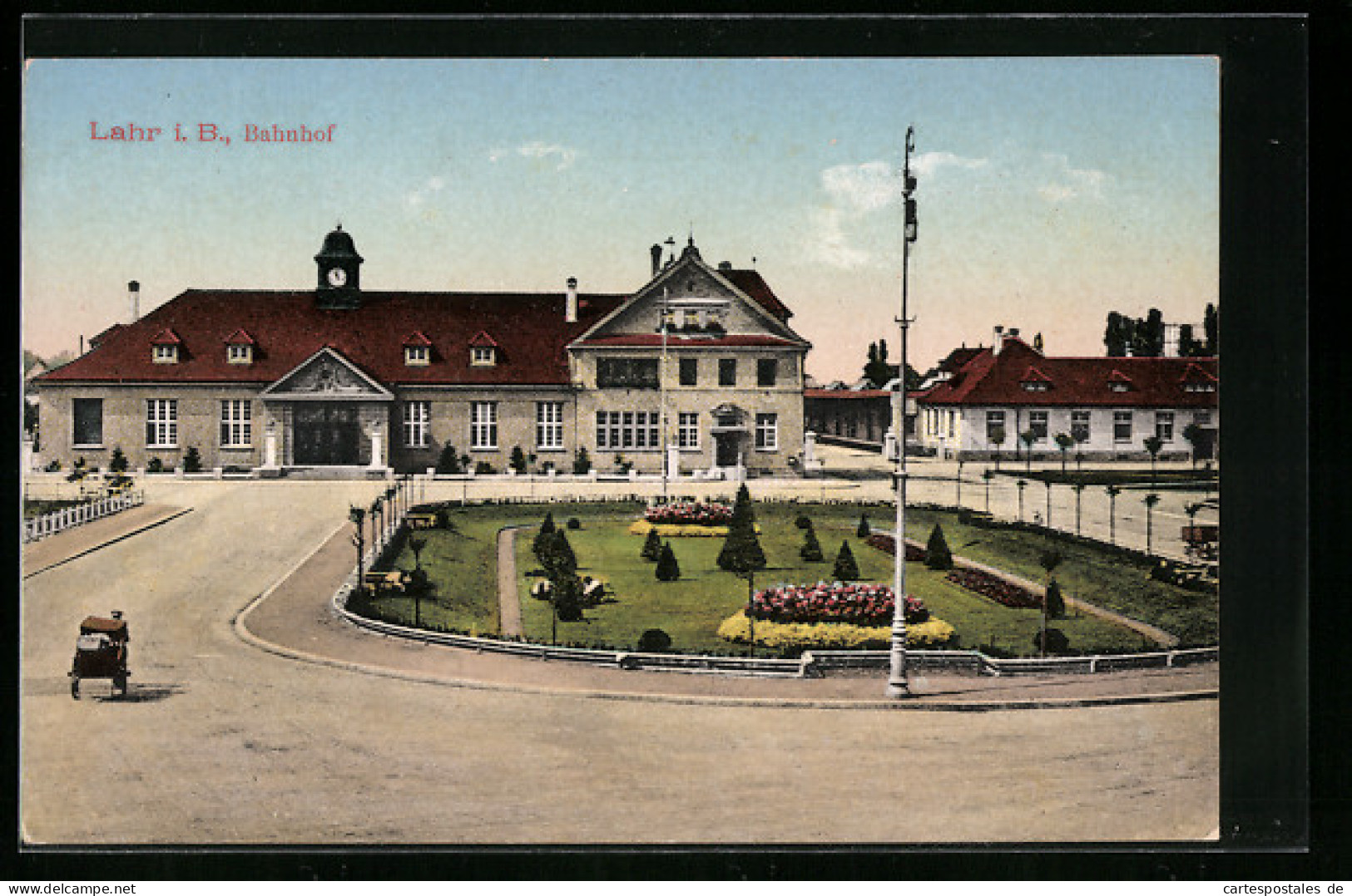AK Lahr I. B., Bahnhofsgebäude Mit Anlagen Und Strasse  - Lahr