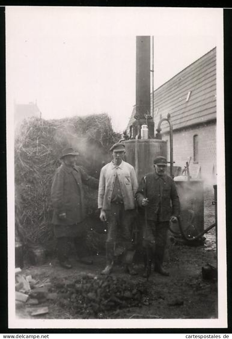 Fotografie Unbekannter Fotograf, Ansicht Langwedel / Pohlsee, Bauern Mit Dampfgarer Für Viehfutter 1940  - Professions