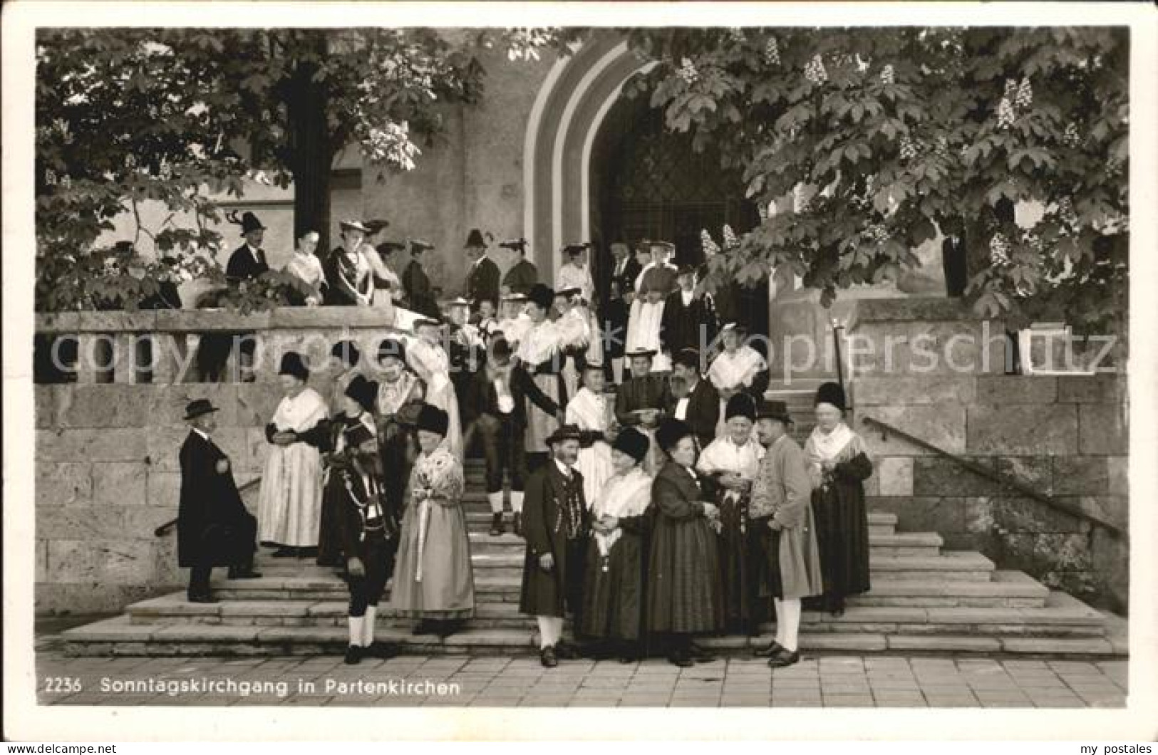 72513591 Partenkirchen Sonntagskirchgang  Partenkirchen - Garmisch-Partenkirchen