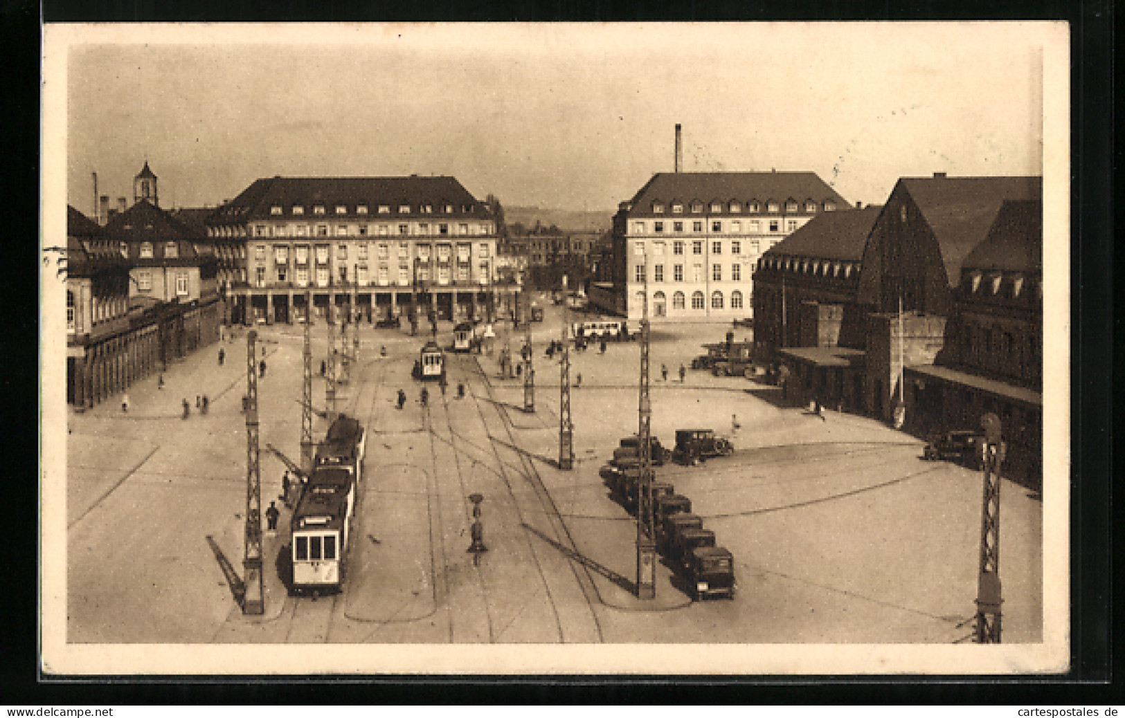 AK Karlsruhe I. B., Bhnhofplatz Mit Strassenbahnen Aus Der Vogelschau  - Tramways