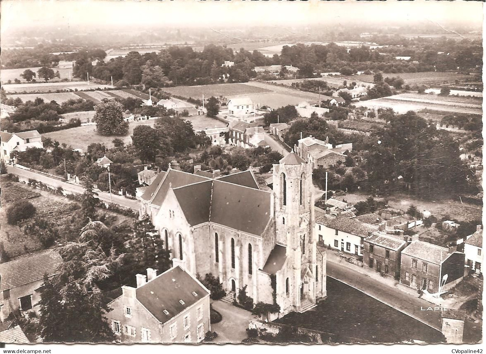 EN AVION AU-DESSUS DE ... SAINT-ETIENNE-DE-CORCOUE (44) L'Eglise En 1966 (Ed LAPIE)  CPSM GF - Other & Unclassified