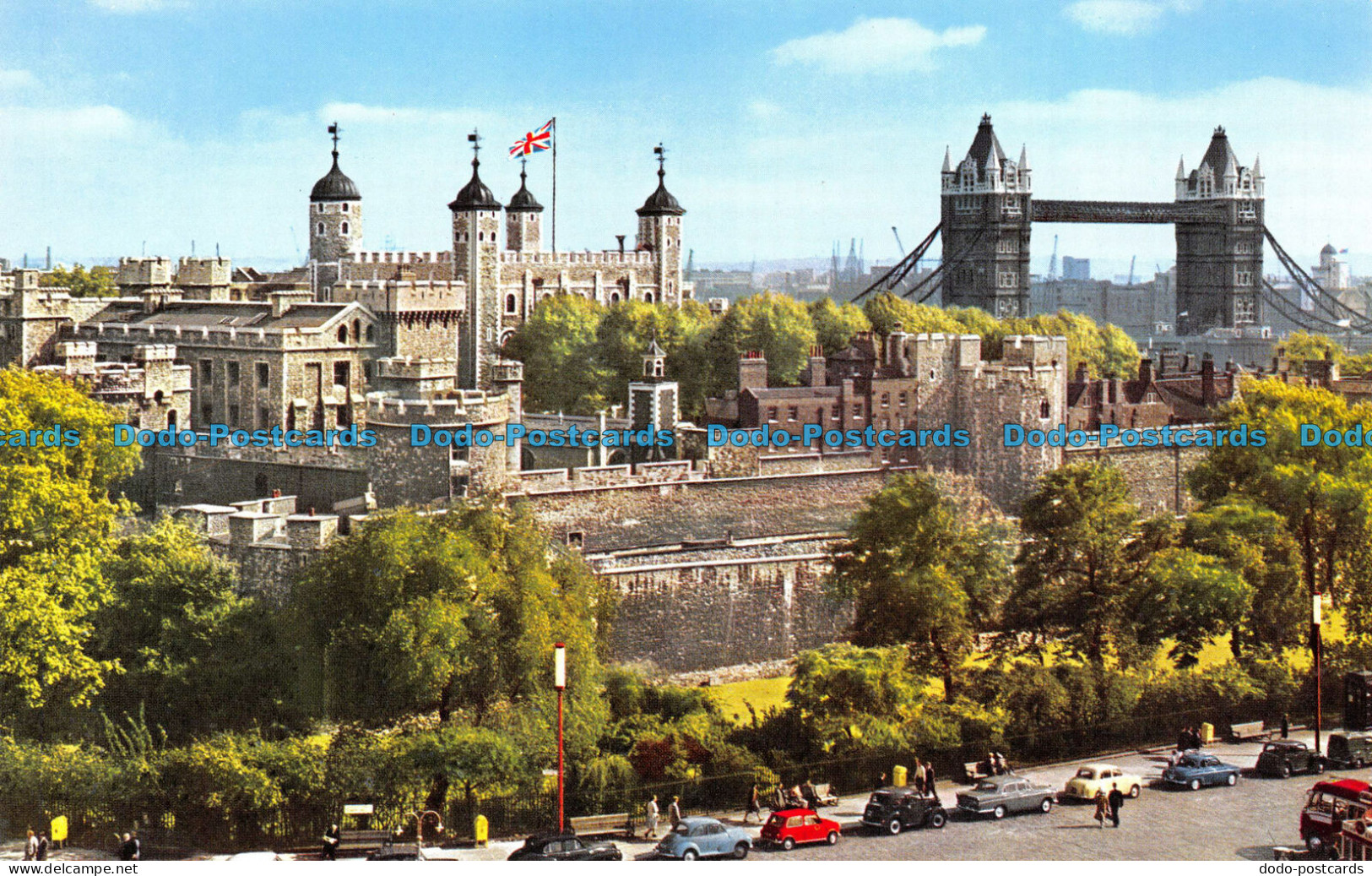 R068890 The Tower Of London And Tower Bridge. John Hinde - Autres & Non Classés