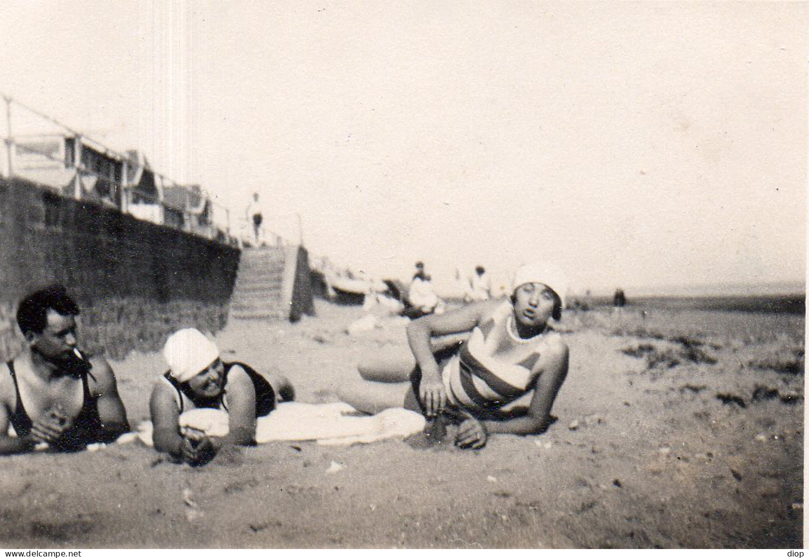 Photographie Vintage Photo Snapshot Plage Beach Maillot Bain - Lugares
