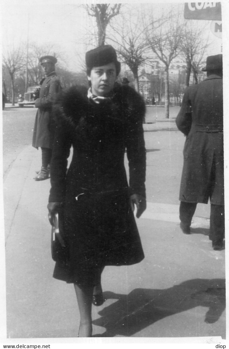 Photographie Vintage Photo Snapshot Marche Walking Street Rue Mode Fashion - Sonstige & Ohne Zuordnung