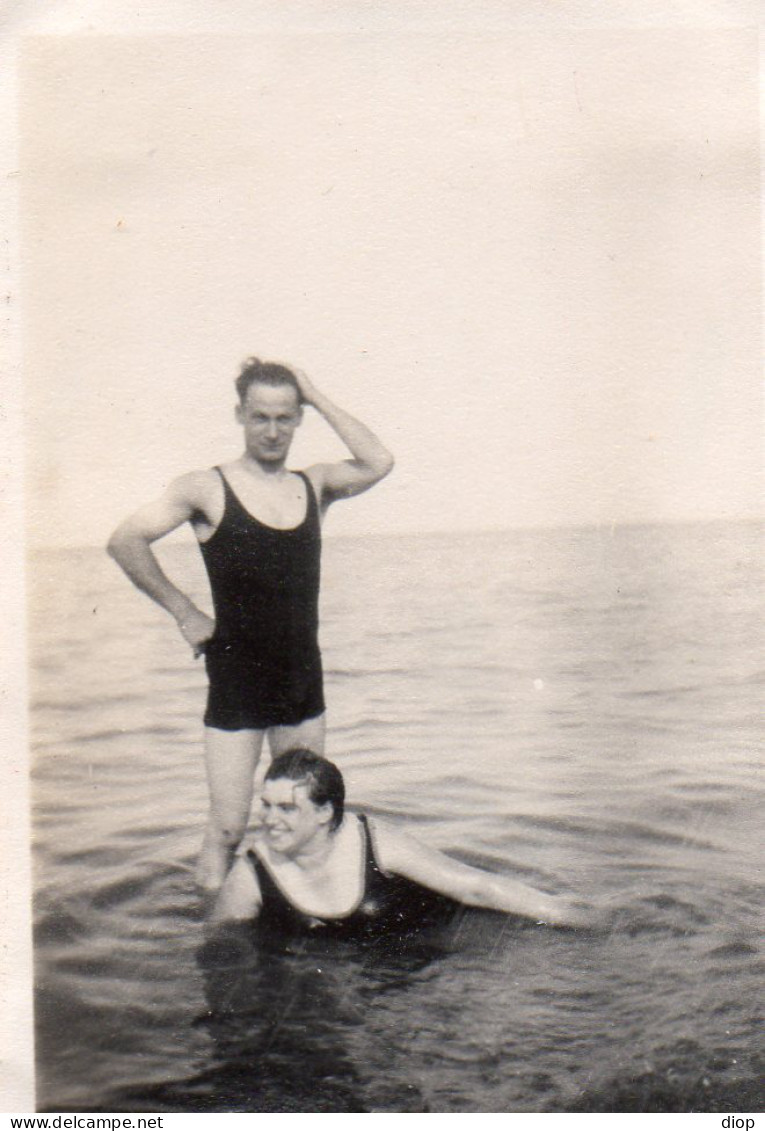 Photographie Vintage Photo Snapshot Plage Beach Maillot Bain Mer Baignade - Lieux