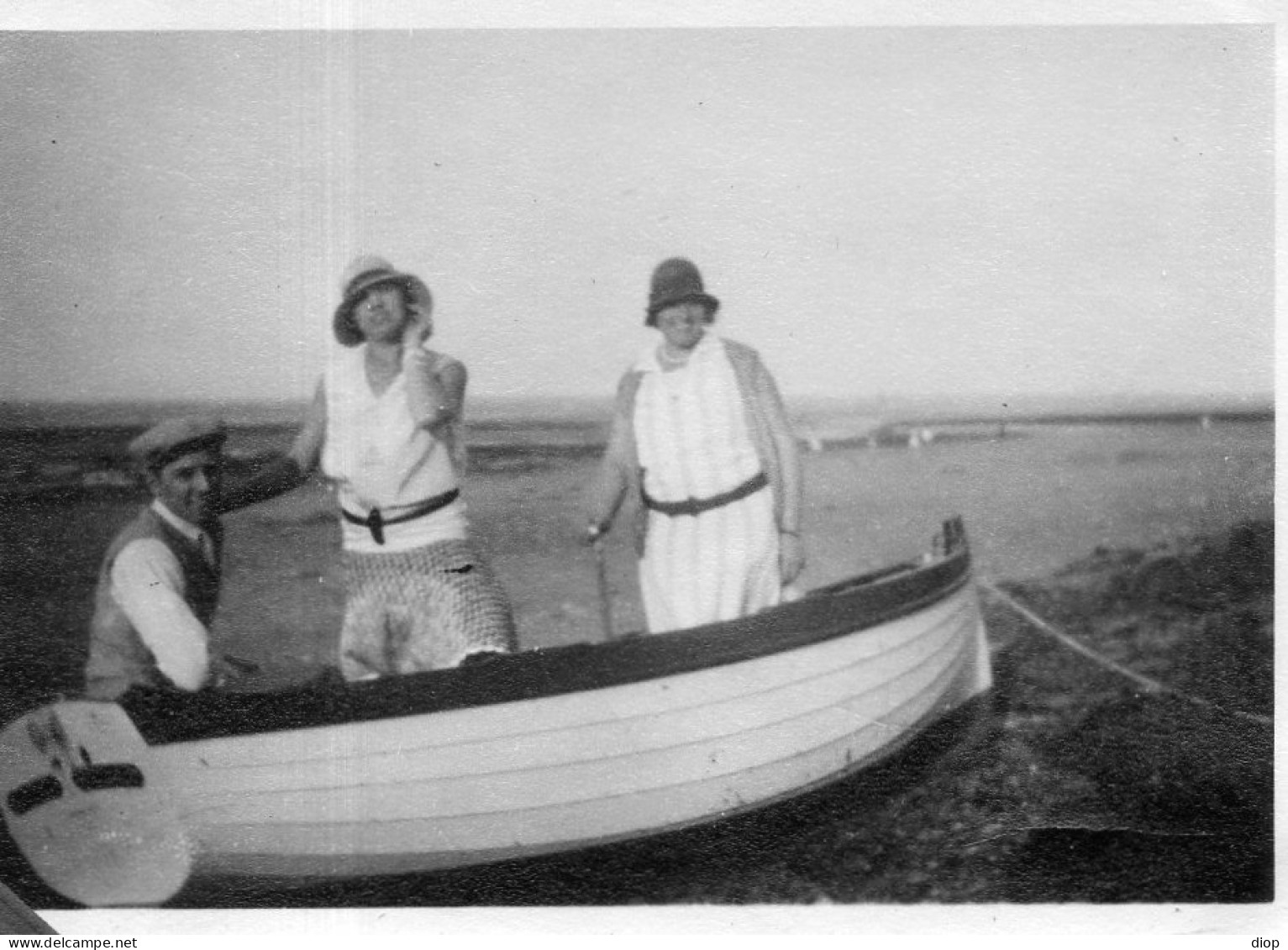 Photographie Vintage Photo Snapshot Plage Beach Barque Boar Mode Chapeau - Lugares