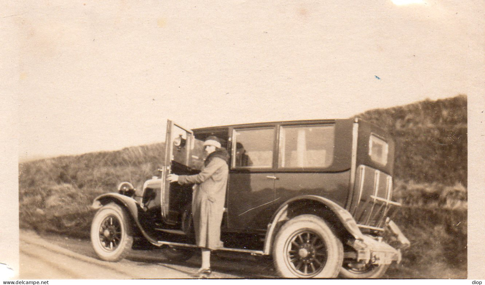 Photographie Vintage Photo Snapshot Automobile Voiture Car Auto Femme Mode - Automobiles