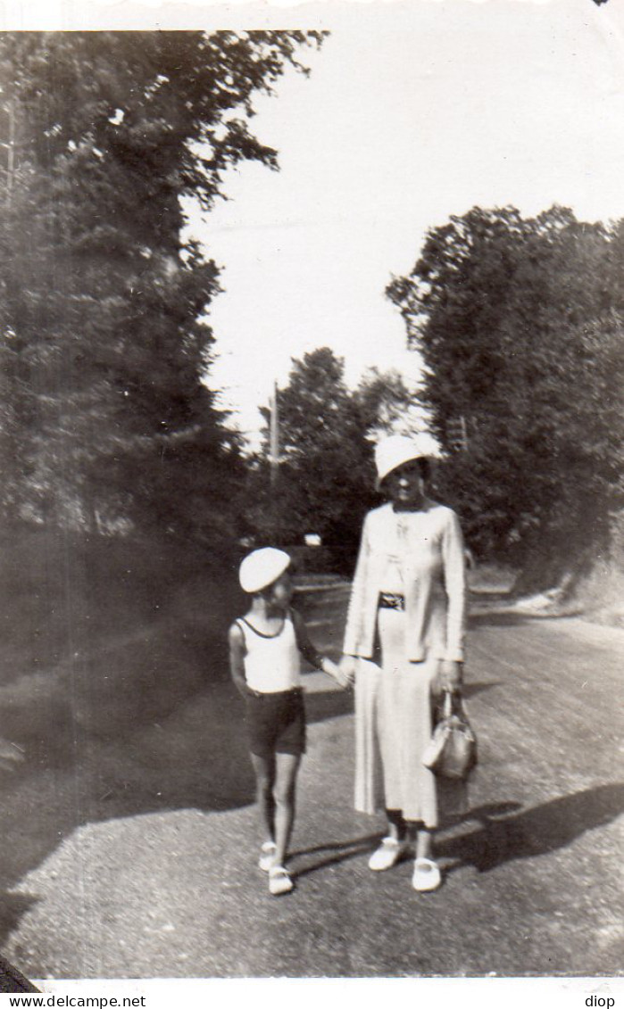 Photographie Vintage Photo Snapshot B&eacute;ret Casquette Mode Route Marche Enfant  - Other & Unclassified