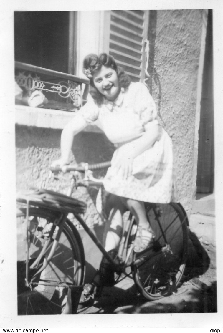 Photographie Vintage Photo Snapshot Bicyclette V&eacute;lo Bicycle Coiffure Mode  - Other & Unclassified