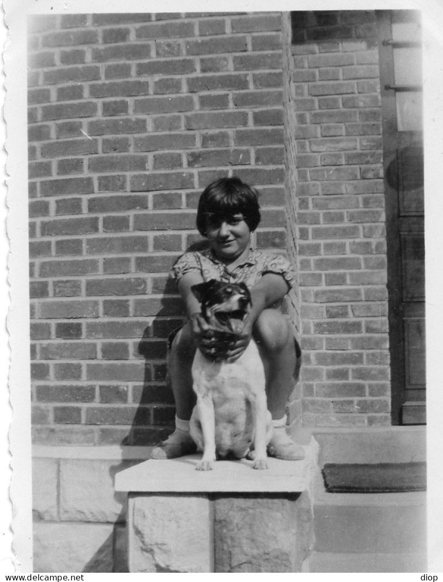Photographie Vintage Photo Snapshot Enfant Child Girl Fillette Chien Dog - Sonstige & Ohne Zuordnung