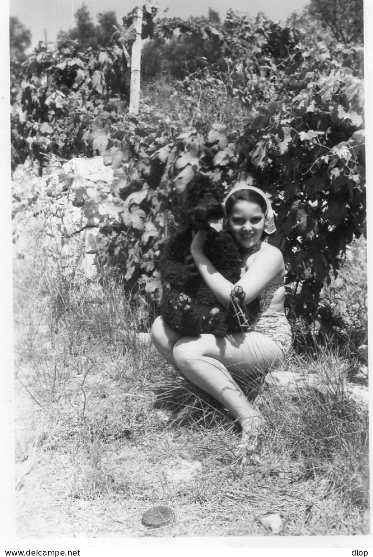Photographie Vintage Photo Snapshot Enfant Child Girl Fillette Chien Dog - Other & Unclassified