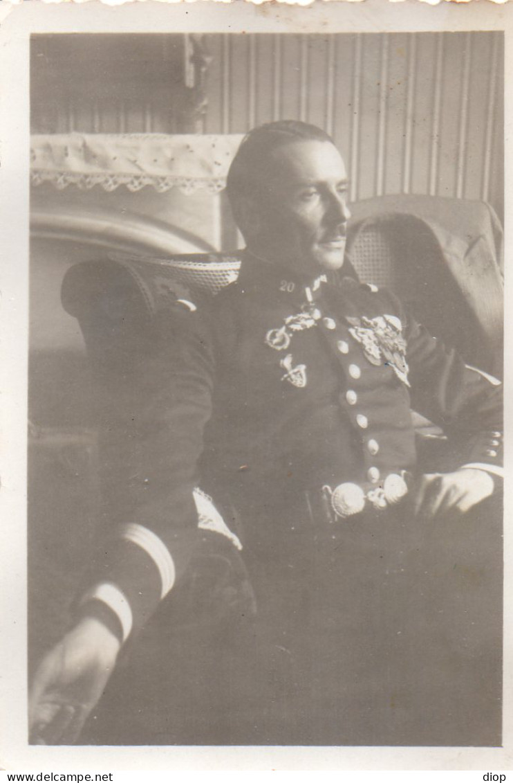 Photographie Vintage Photo Snapshot Militaire Uniforme M&eacute;daille Officier - War, Military