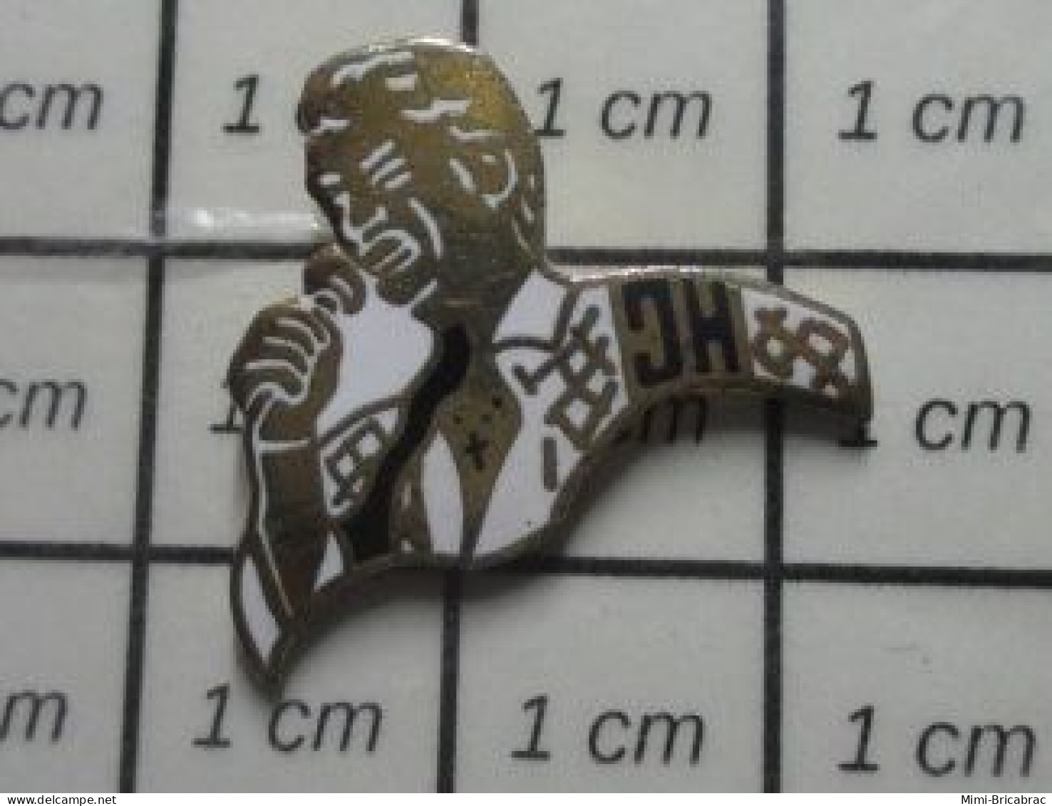 811B Pin's Pins / Beau Et Rare / MUSIQUE / CHANTEUR BELGO SUISSO FRANCAIS ? JOHNNY HALLYDAY Partie De Puzzle - Musica