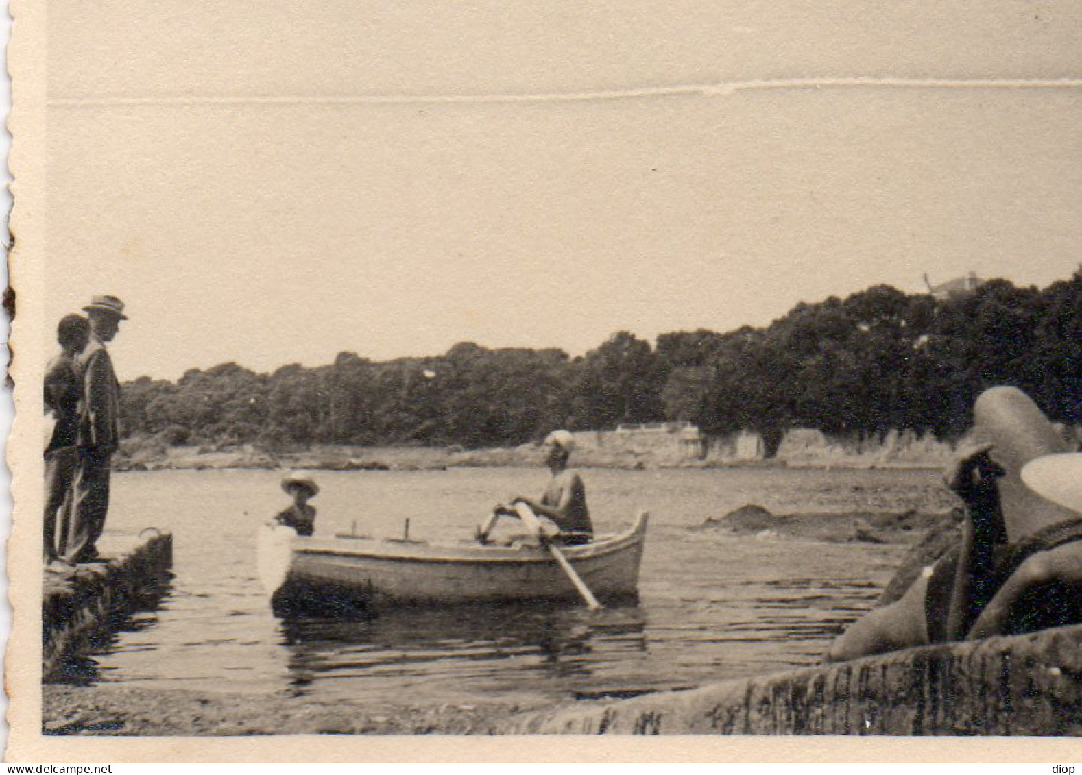 Photographie Vintage Photo Snapshot C&ocirc;te D&#039;azur Barque Canot  - Places