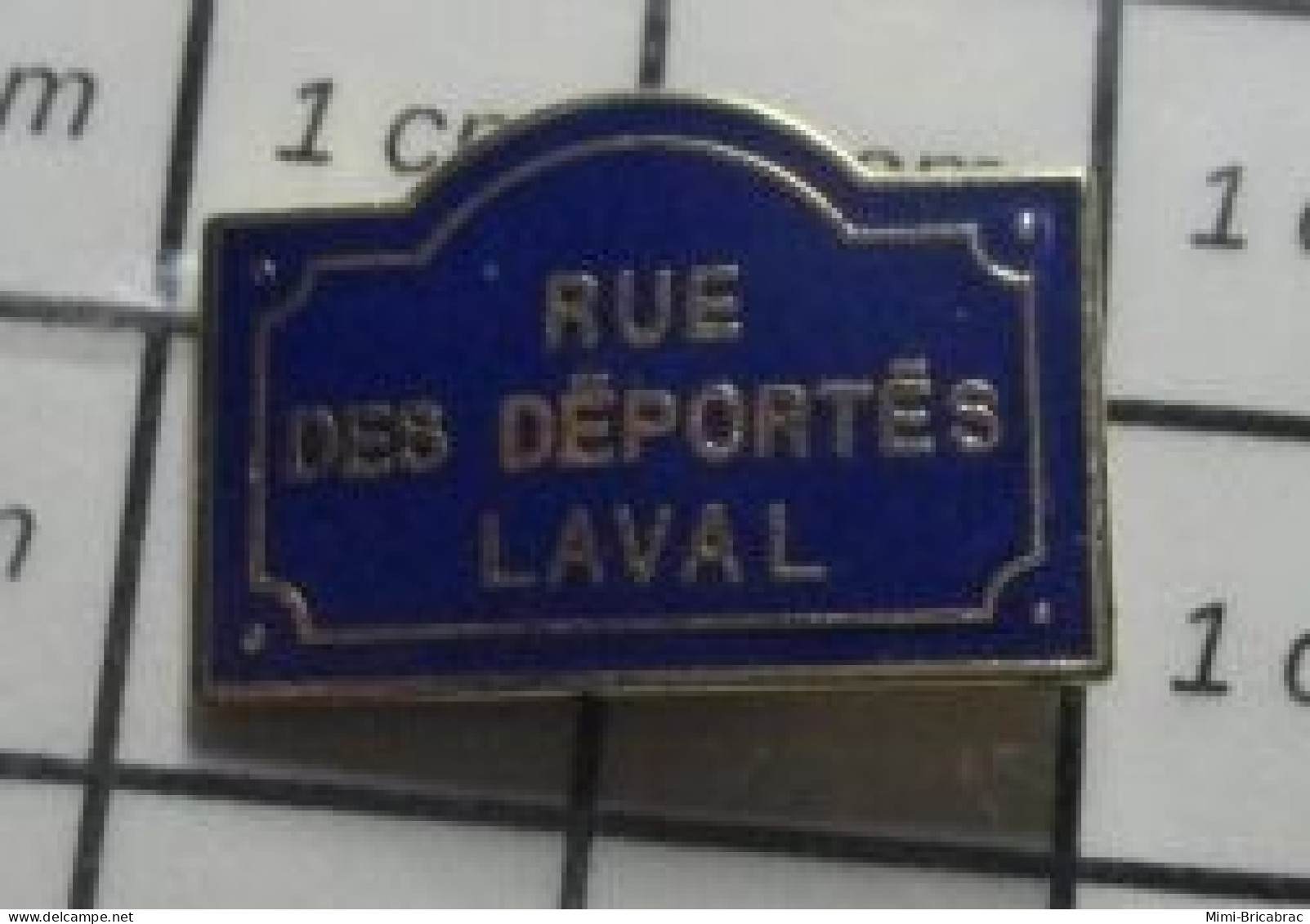 811B Pin's Pins / Beau Et Rare / VILLES / RUE DES DEPORTES LAVAL PLAQUE - Städte