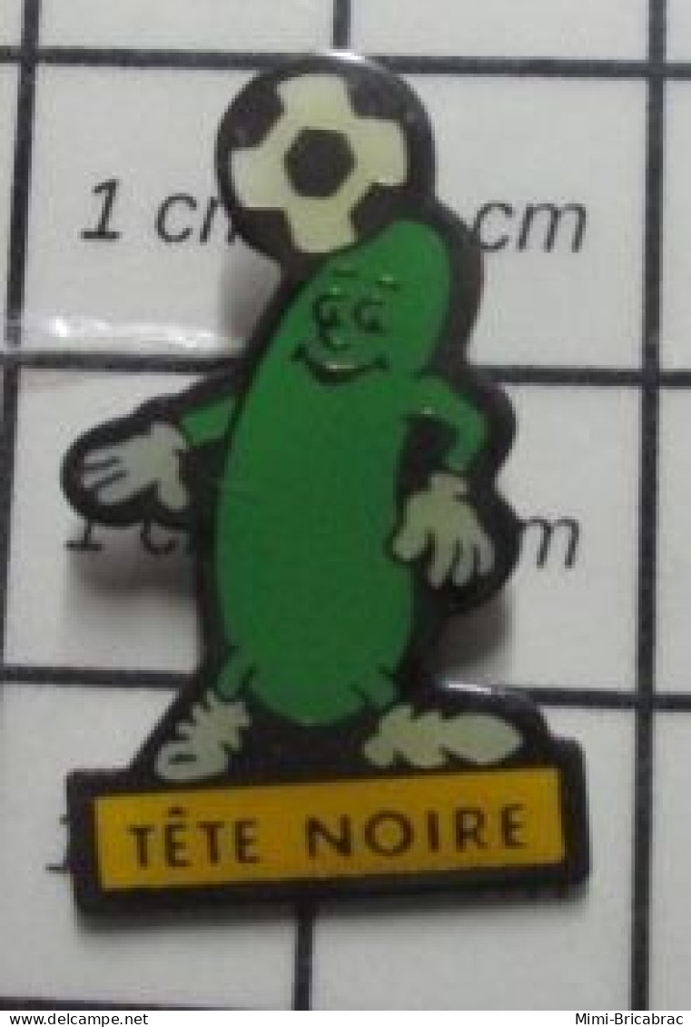 1717 Pin's Pins / Beau Et Rare / ALIMENTATION / CORNICHON TETE NOIRE JOUANT AU FOOTBALL Pourquoi ??? - Alimentazione