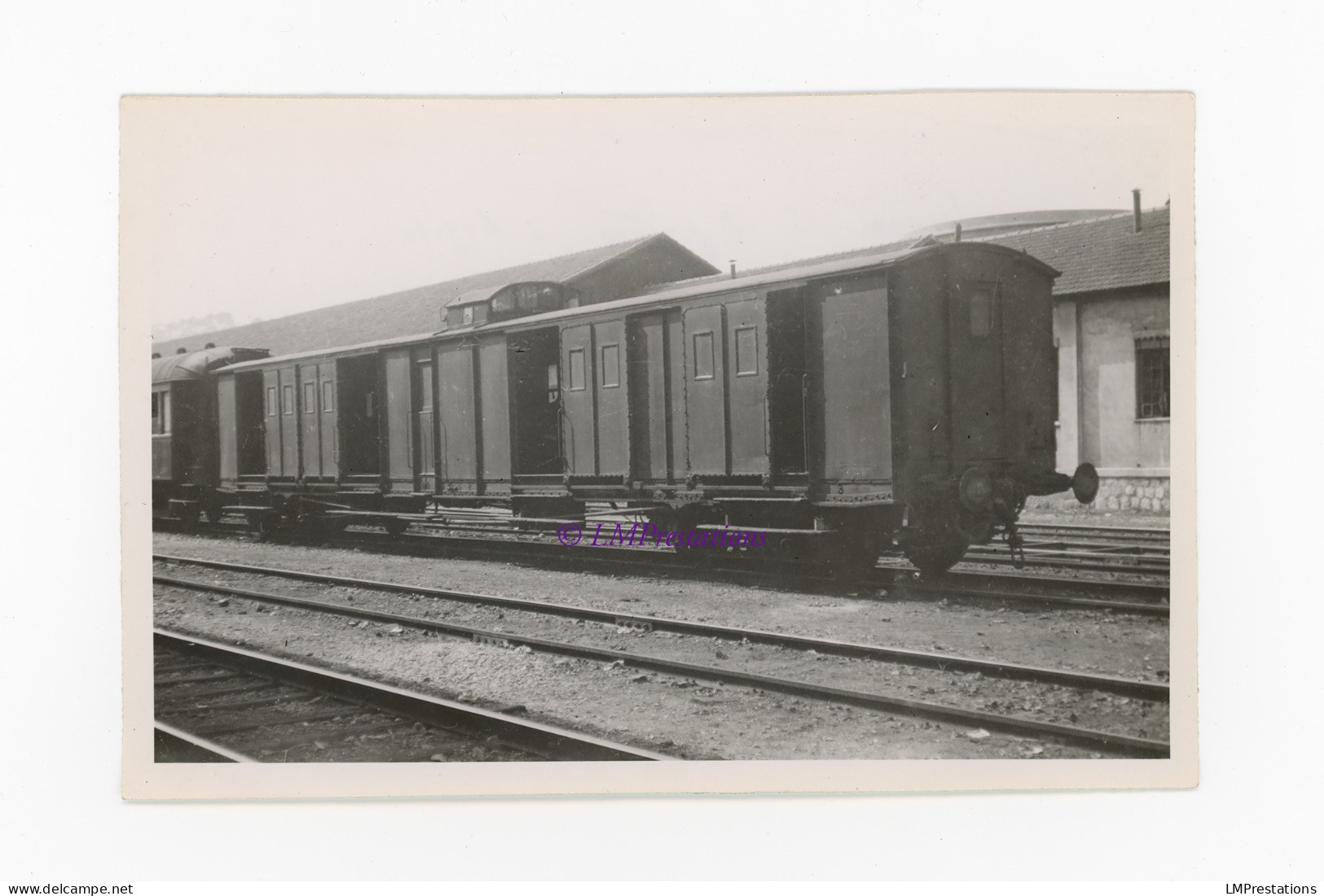 Photo Fourgon SNCF 8 Portes à Bogies 1947 Nice Alpes Maritimes 06 Sud Est France Train Gare Chemin Fer Voiture Wagon PLM - Trains