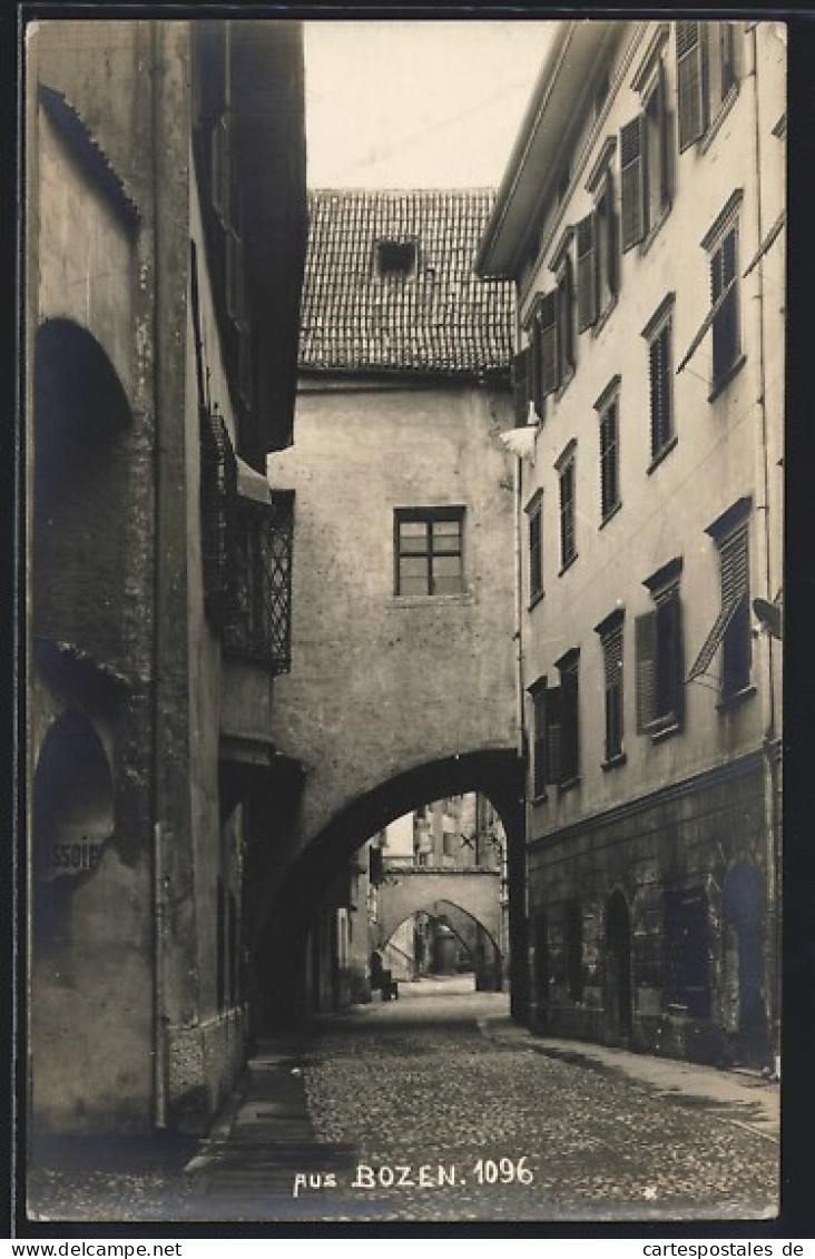 Cartolina Bozen, Strassenpartie Mit Stützbögen  - Bolzano (Bozen)