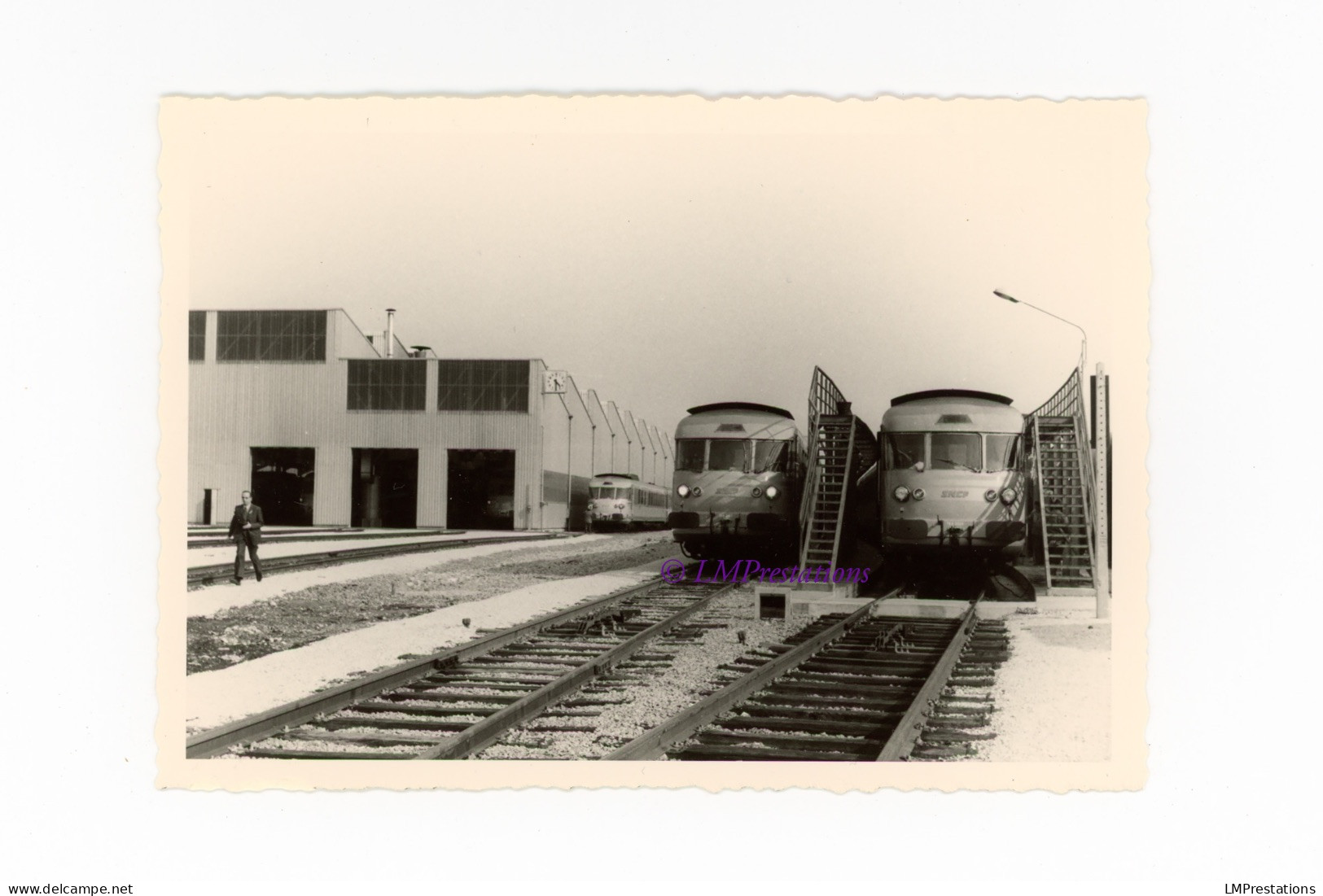 Photo Turbotrain SNCF RTG T2000 Dépôt Atelier Région Lyon ? Rhône 69 Sud Est France Train Gare Automotrice Autorail Rame - Eisenbahnen