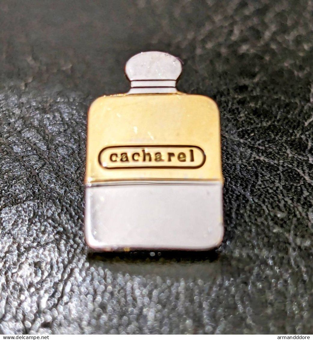 A Pins Pin's Parfum Cacharel Lapel Enamel Pin Perfume Badge Bouteille Bottle De Taille : 18 * 11 Mm Tres Bon Etat Envois - Parfums