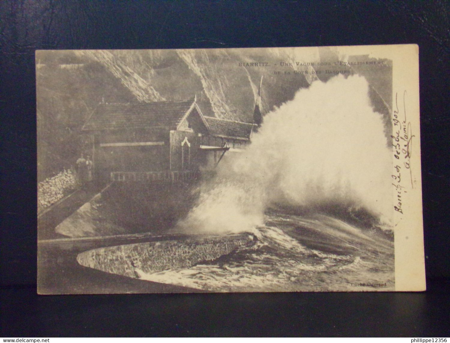 64281 . BIARRITZ . UNE VAGUE SOUS L'ETABLISSEMENT THERMAL DE LA COTE DES BASQUES . OBLITEREE 1902 . - Biarritz