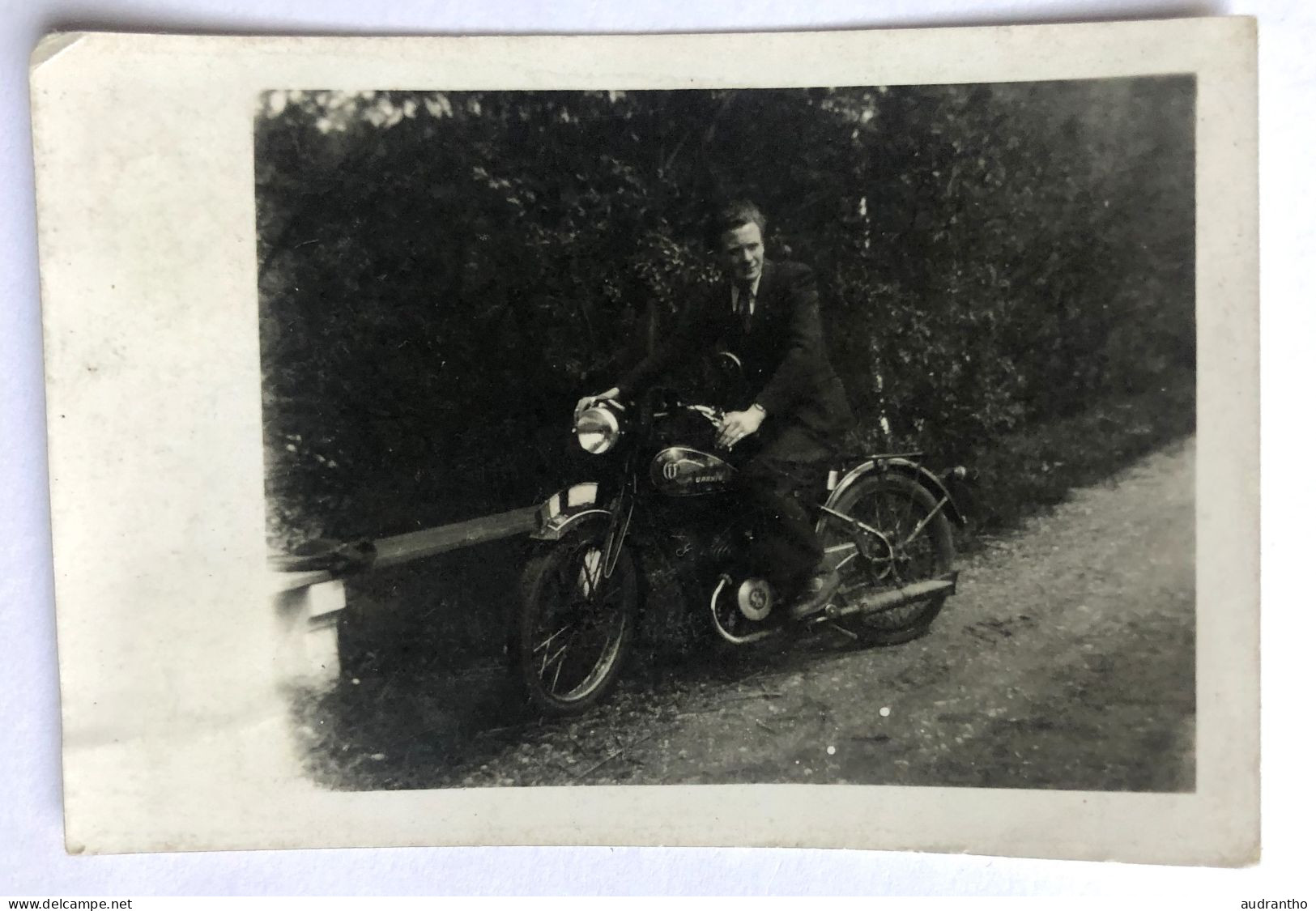 Photographie Ancienne - Homme Sur Moto - Modèle à Identifier - Automobile