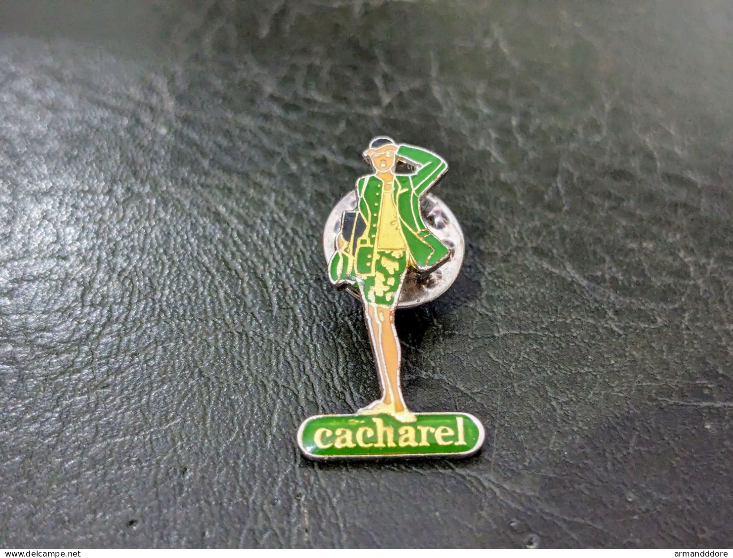 A Pins Pin's Parfum Cacharel Lapel Enamel Pin Perfume Badge Bouteille Bottle De Taille : 29 * 14 Mm Tres Bon Etat Envois - Parfums