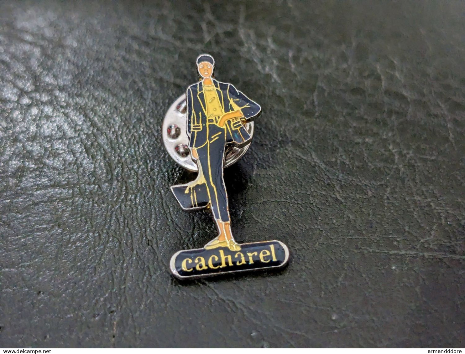 A Pins Pin's Parfum Cacharel Lapel Enamel Pin Perfume Badge Bouteille Bottle De Taille : 29 * 14 Mm Tres Bon Etat Envois - Perfume