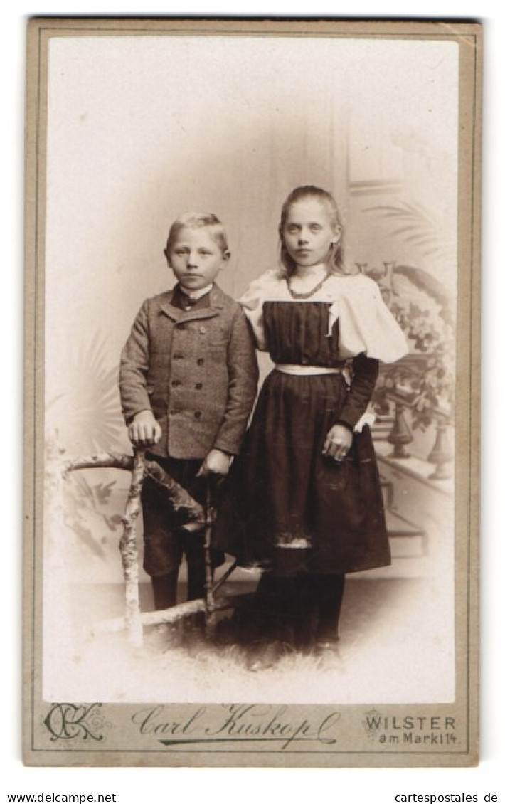 Fotografie Carl Kuskop, Wilster I. Holst., Am Markt 14, Kinderpaar In Hübscher Kleidung  - Anonyme Personen