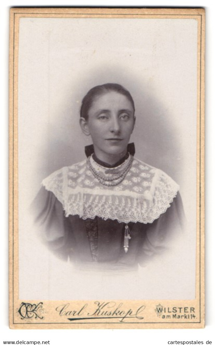 Fotografie Carl Kuskop, Wilster I. Holstein, Am Markt 14, Junge Dame Mit Zurückgebundenem Haar  - Anonymous Persons