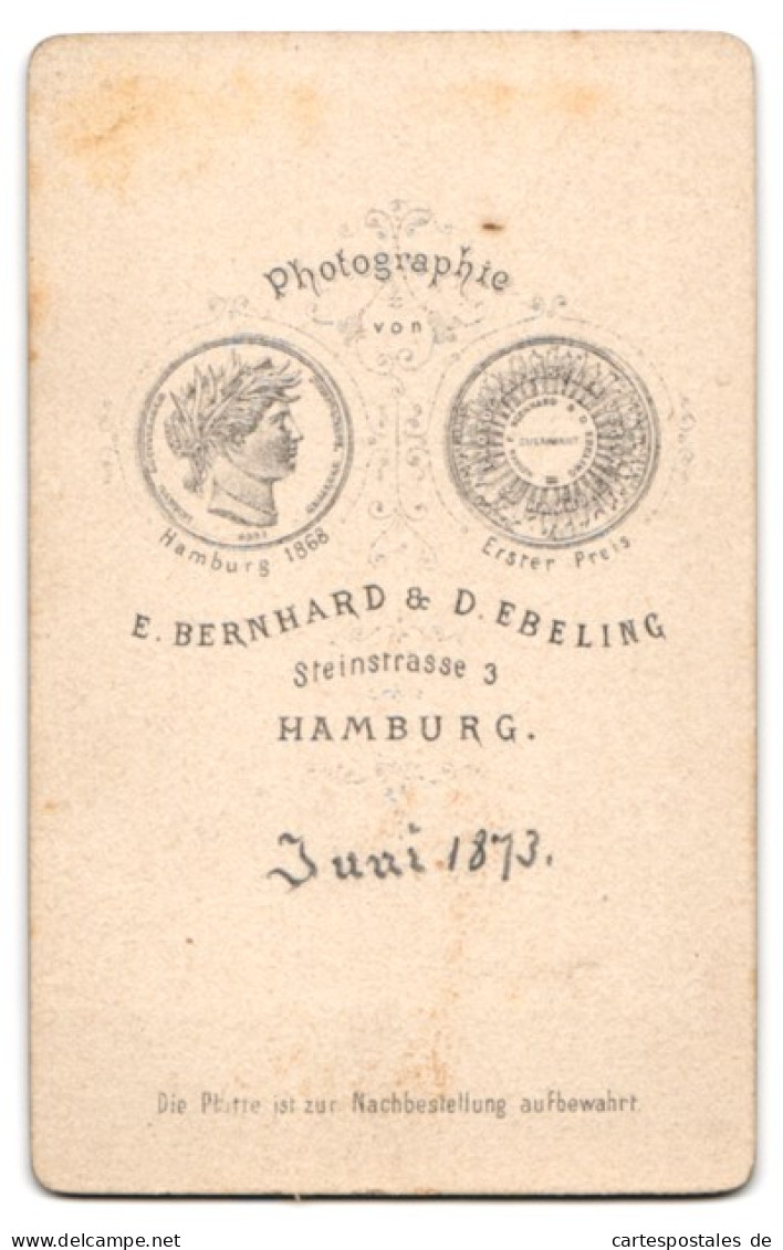 Fotografie E. Bernhard & D. Ebeling, Hamburg, Steinstr. 3, Junger Herr Im Anzug Mit Fliege  - Personnes Anonymes