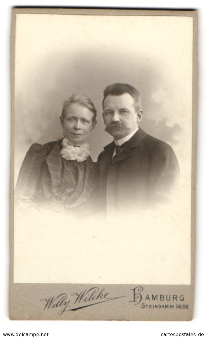 Fotografie Willy Wilcke, Hamburg, Steindamm 54-56, Ehepaar In Hübscher Kleidung  - Personnes Anonymes