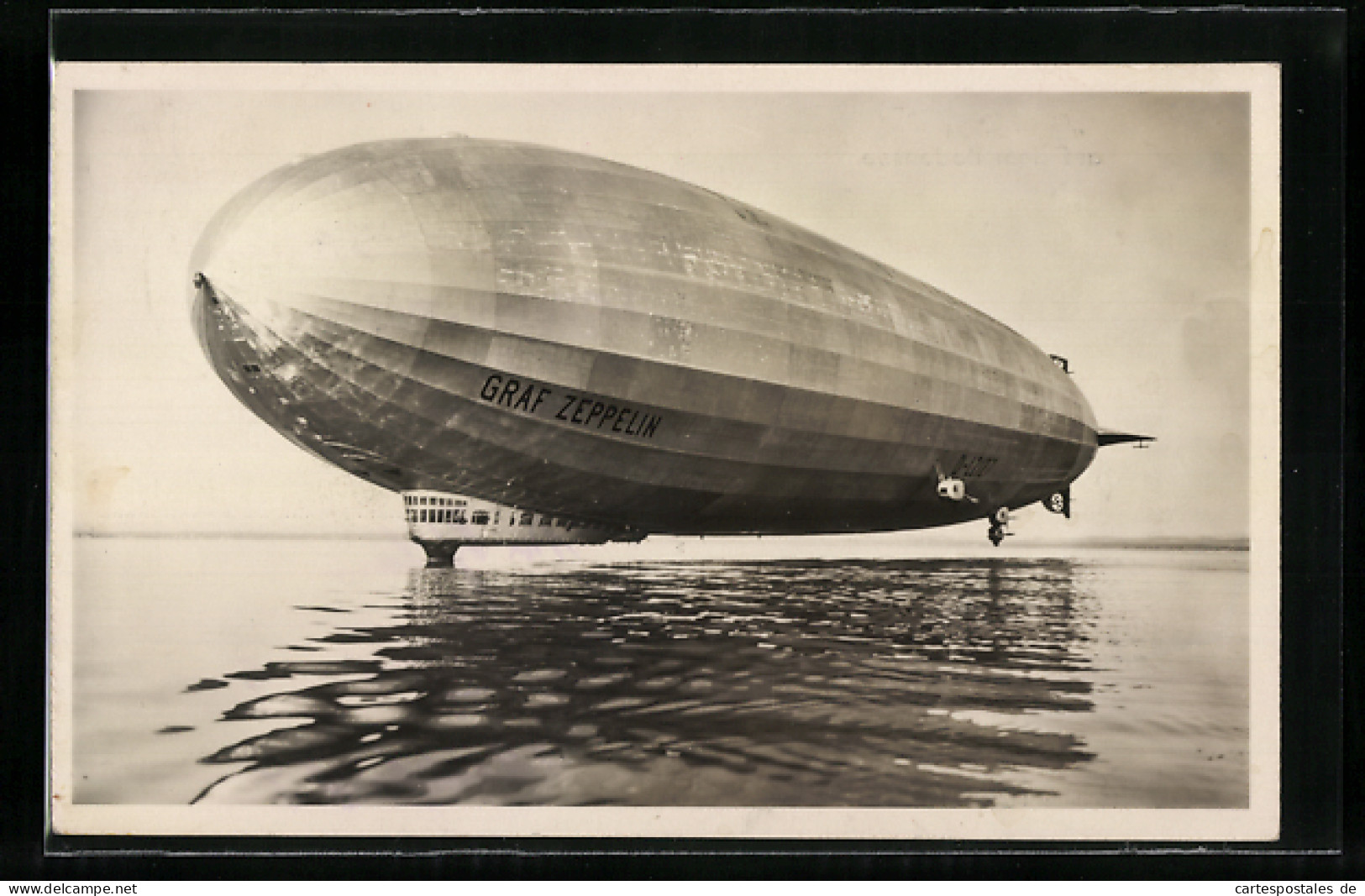 AK Luftschiff  Graf Zeppelin  Schwebt über Dem Bodensee  - Zeppeline