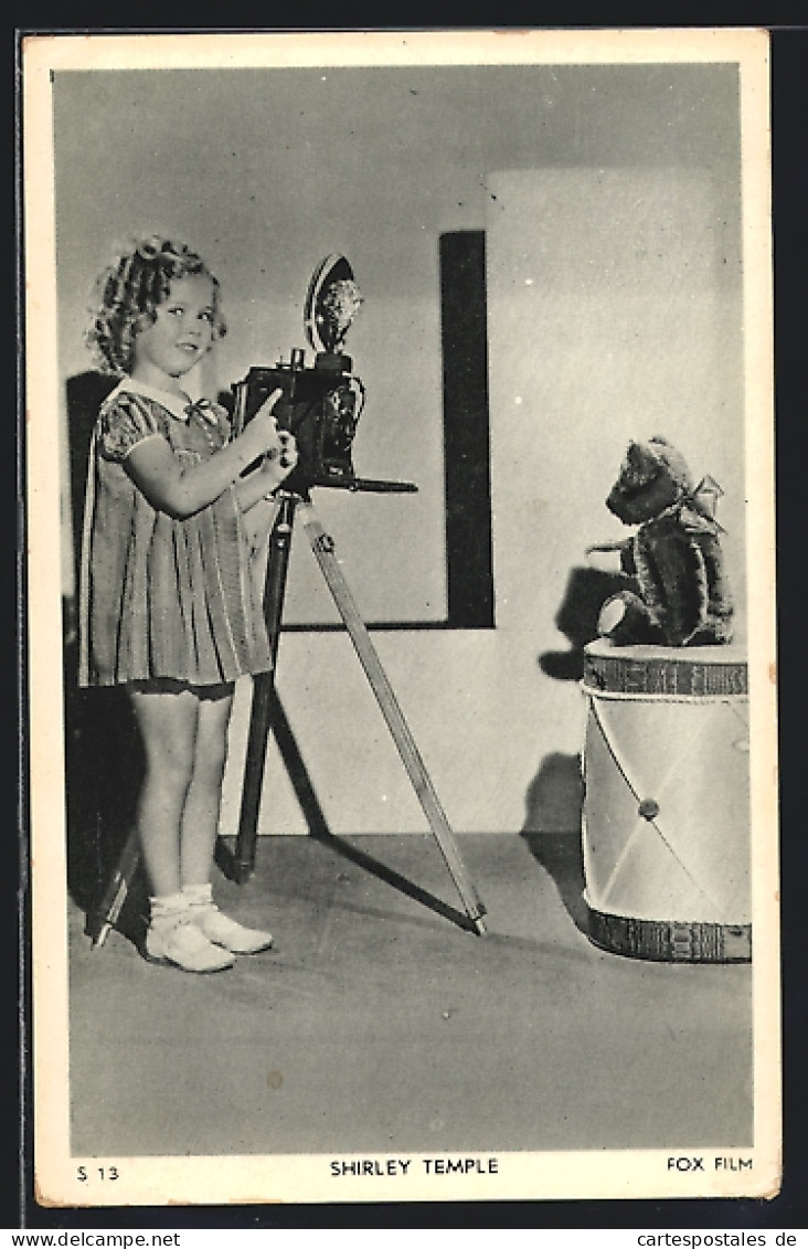 AK Schauspielerin Shirley Temple, Mit Dem Fotoapparat Und Dem Plüschbären  - Actors