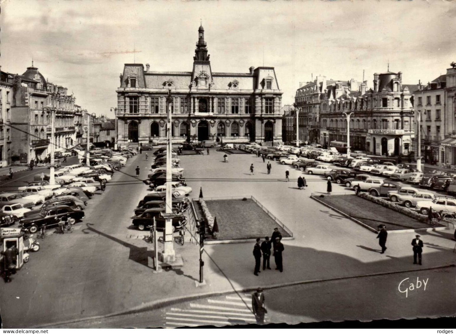 86 , Cpsm POITIERS , 41 , Place Maréchal Leclerc Et L'Hotel De Ville  (15243.V24) - Poitiers