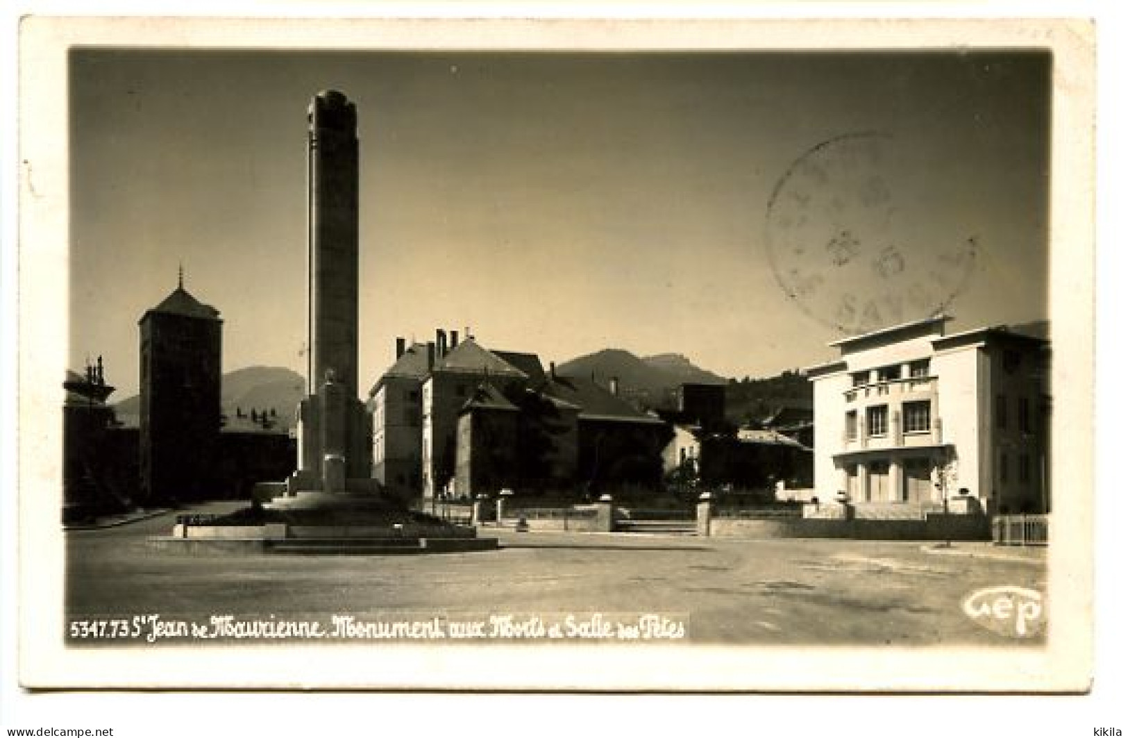 CPSM GEP  9 X 14 Savoie SAINT JEAN DE MAURIENNE Monument Aux Morts Et Salle Des Fêtes - Saint Jean De Maurienne