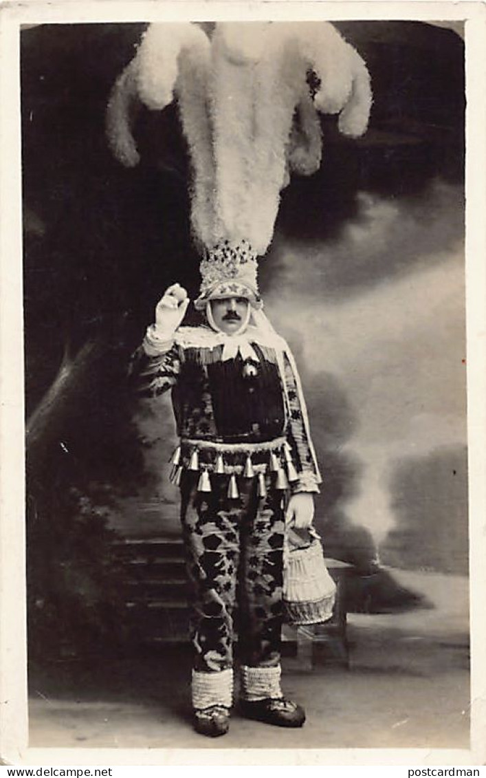 Belgique - HOUDENG-GOEGNIES (Hainaut) Un Gilles - CARTE PHOTO - Fête Du Centenaire, Souvenir Du Carnaval D'été à Arlon L - Other & Unclassified