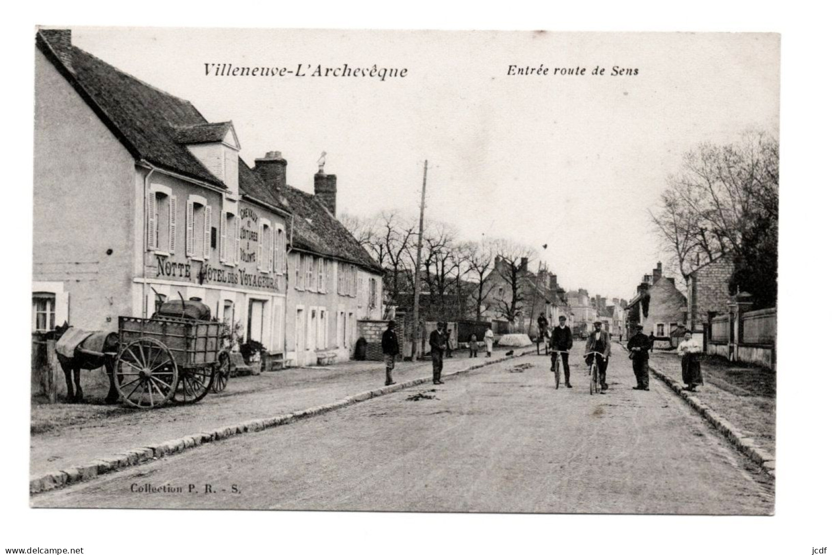 89 VILLENEUVE L'ARCHEVEQUE Entrée Route De Sens - Coll P.R.S - NOTTE Hotel Des Voyageurs - Attelage - Vélos Bien Animée - Villeneuve-l'Archevêque