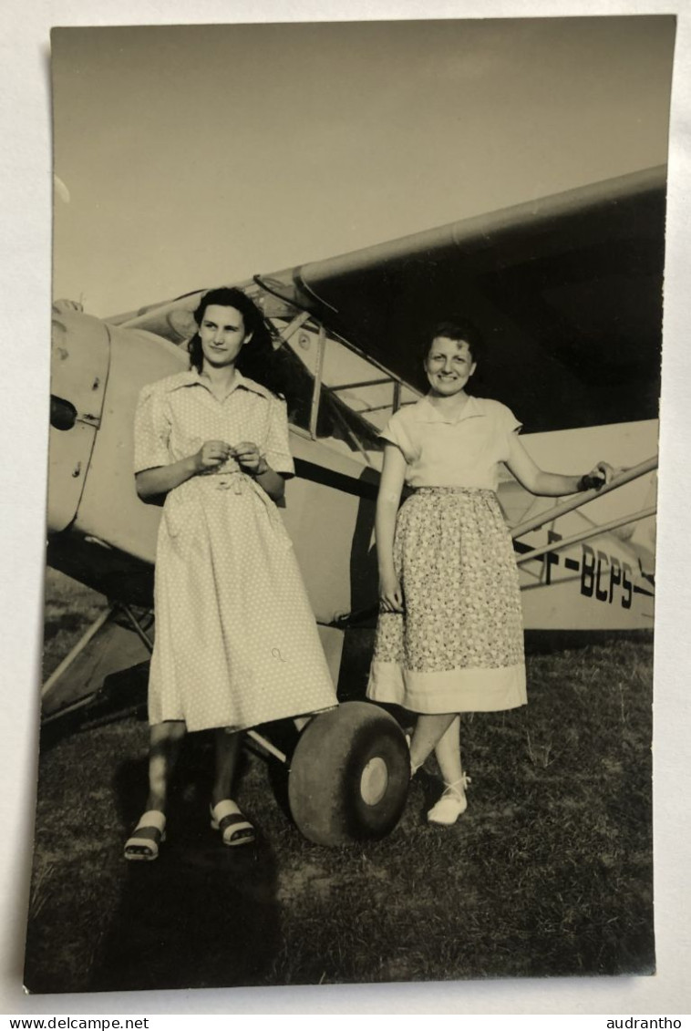 à Identifier - 2 Jeunes Femme Près D'un Avion F-BCPS - A Identifier