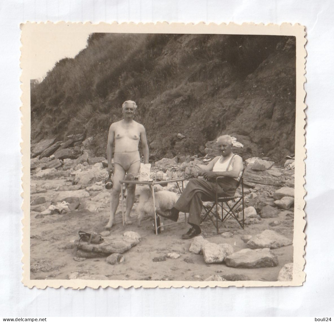 AST - PHOTO FORMAT 9 X 9     BORD DE MER UN HOMME ANNEE 50 EN MAILLOT DE BAIN   PIQUE NIQUE - Personnes Anonymes