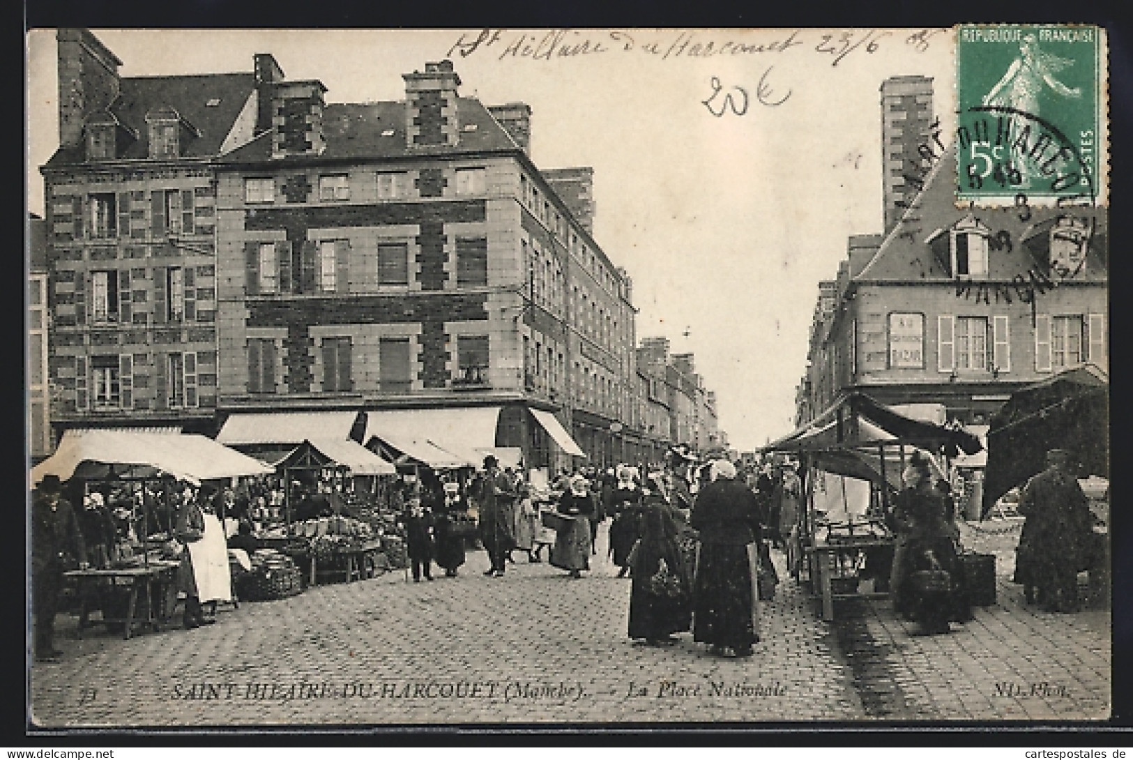 CPA Saint-Hilaire-du-Harcouet, La Place Nationale, Markttag  - Saint Hilaire Du Harcouet