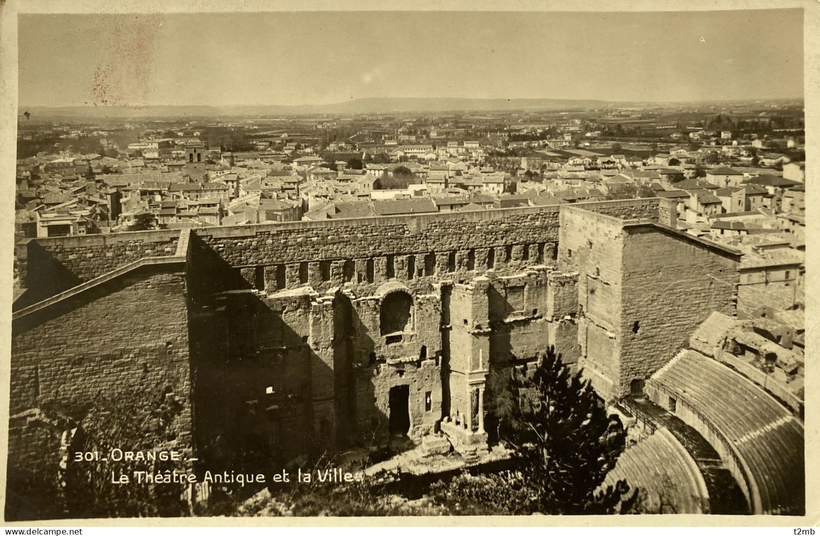 CPSM (Vaucluse). ORANGE. Le Théâtre Antique Et La Ville (n°301) - Orange