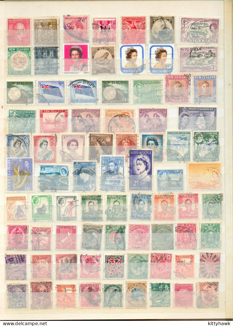Album 8 pages / 16 cotés comprenant 1190 timbres des anciennes colonies GB