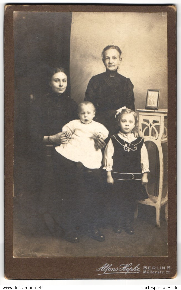 Fotografie Alfons Hepke, Berlin, Müllerstr. 20, Erich Und Lucie Wilke Mit Mutter Und Grossmutter  - Personnes Anonymes