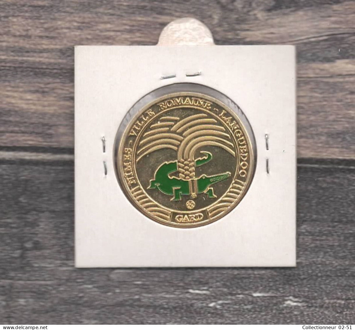 Médaille Souvenirs&Patrimoine : Les Arènes De Nîmes  (couleur Or) - 2010 - Altri & Non Classificati