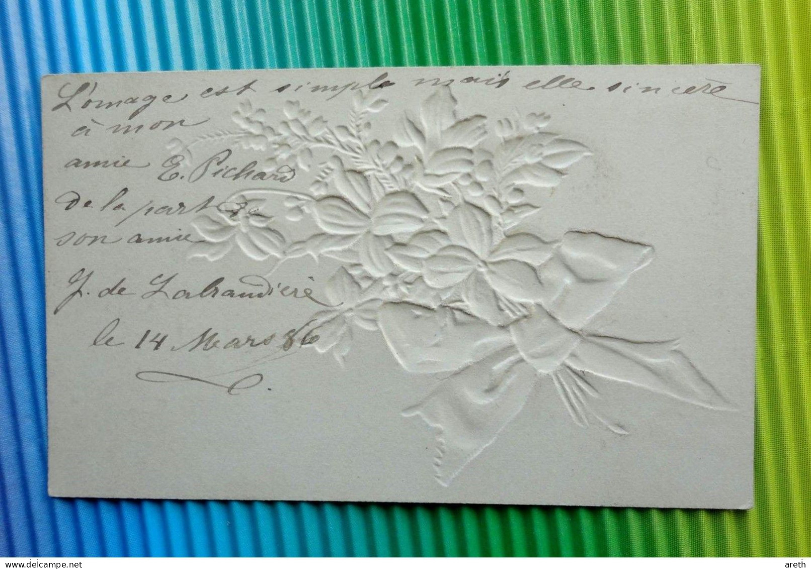 Ancienne Mignonnette - Petie Carte De Voeux D'amitié  - Bouquet De Fleurs - Gaufrée - 1886 - Andere & Zonder Classificatie